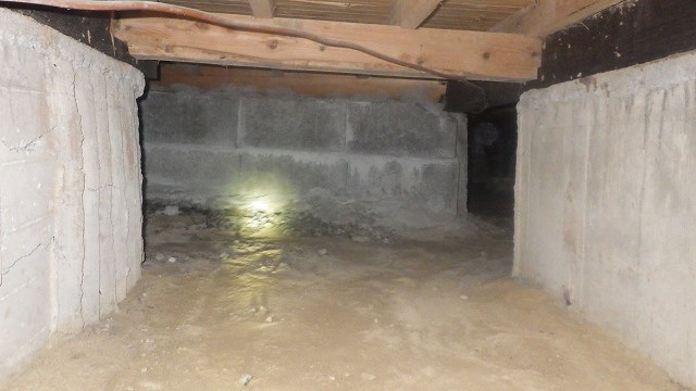 床下調湿材 敷き込み工事（ビフォー写真）
